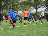 Laatste training S.K.N.W.K. JO7-1 (partijtje tegen de ouders) van maandag 27 mei 2024 (59/180)